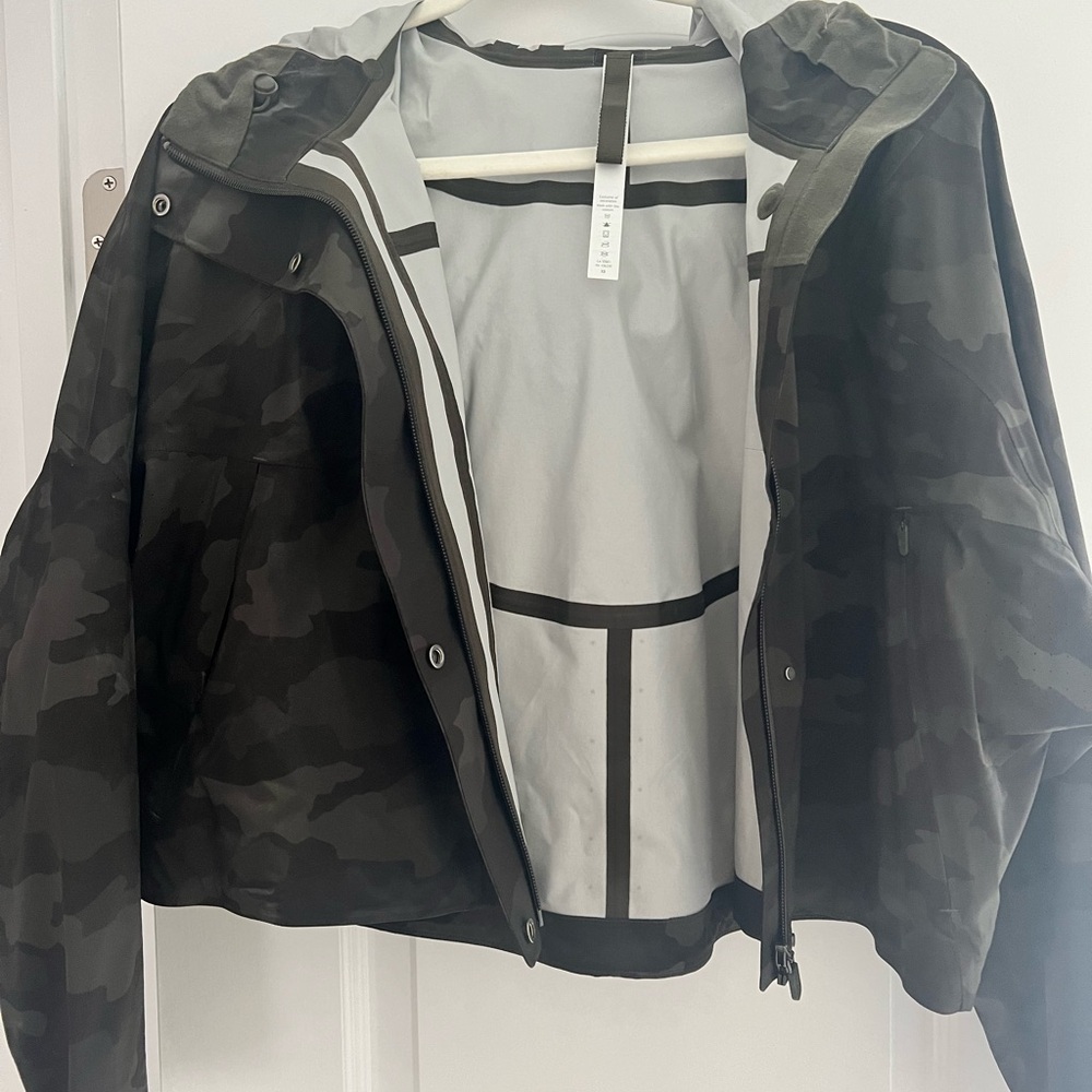 Lululemon cropped camo rain jacket